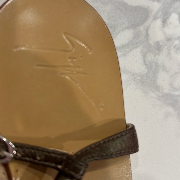 GIUSEPPEZANOTTI.COM

Giuseppe Zanotti sandals very good condition. - Picture 8 of 9